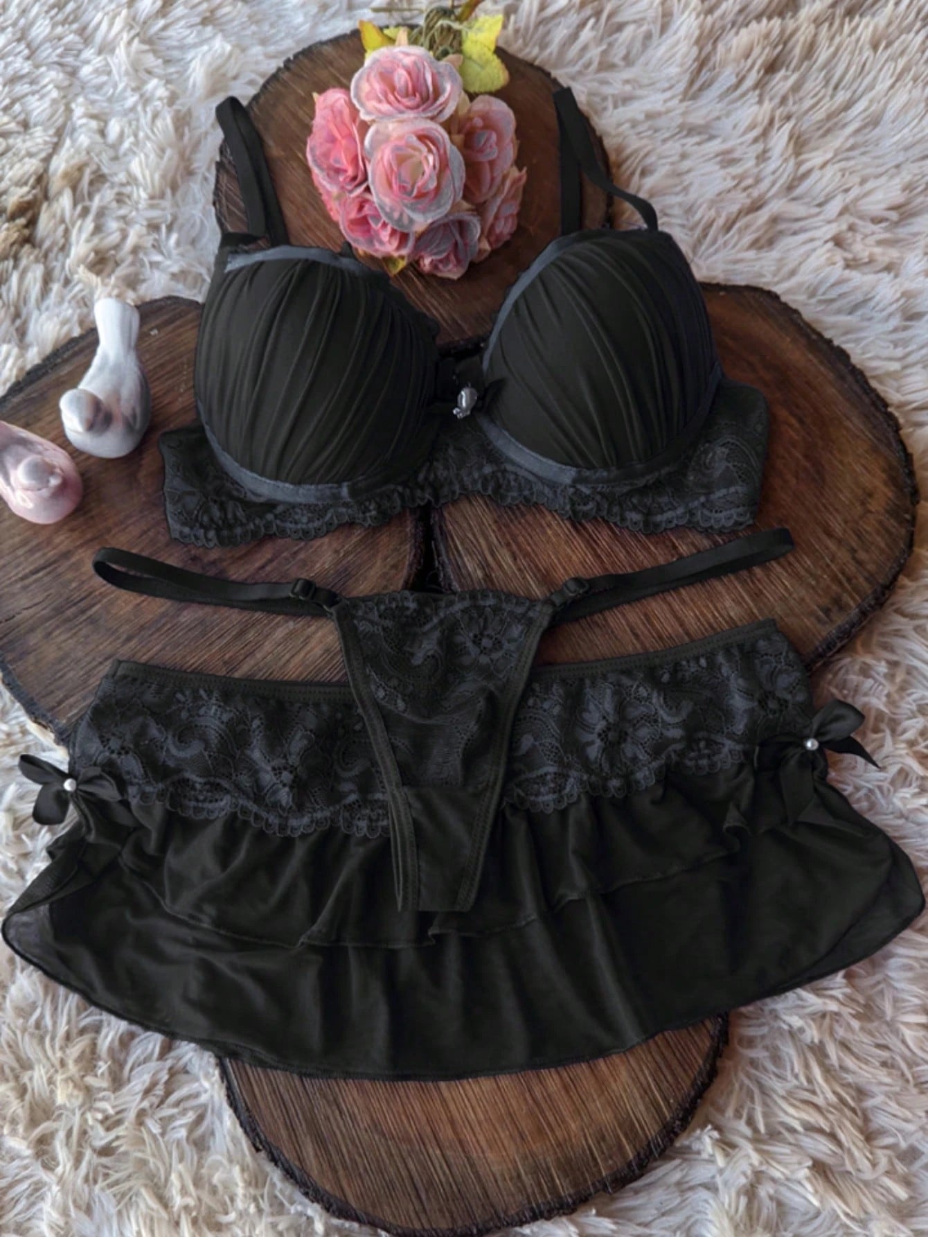 Lingerie com Sutiã Calcinha e Mini Saia Fio Dental e Saia Conjunto Langerie Sensual com Bojo Madona