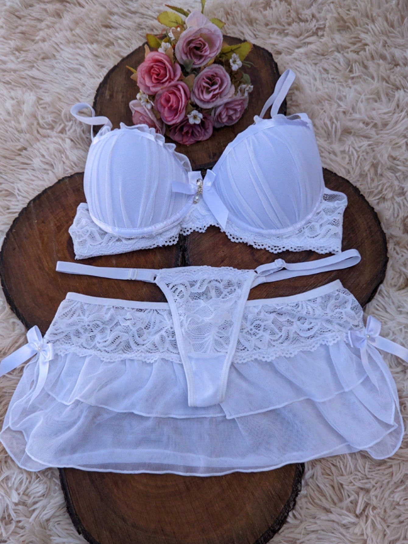 Lingerie com Sutiã Calcinha e Mini Saia Fio Dental e Saia Conjunto Langerie Sensual com Bojo Madona