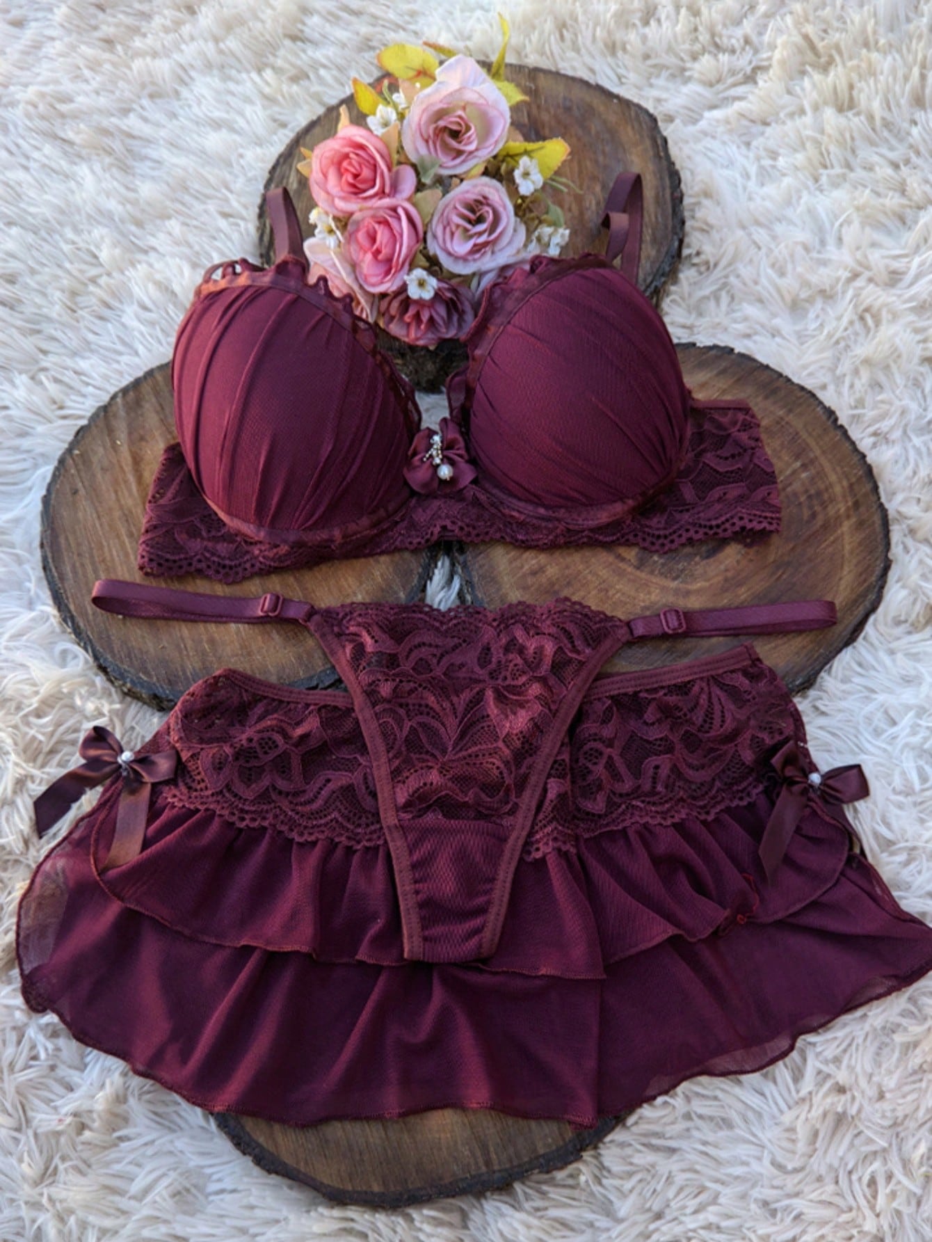 Lingerie com Sutiã Calcinha e Mini Saia Fio Dental e Saia Conjunto Langerie Sensual com Bojo Madona