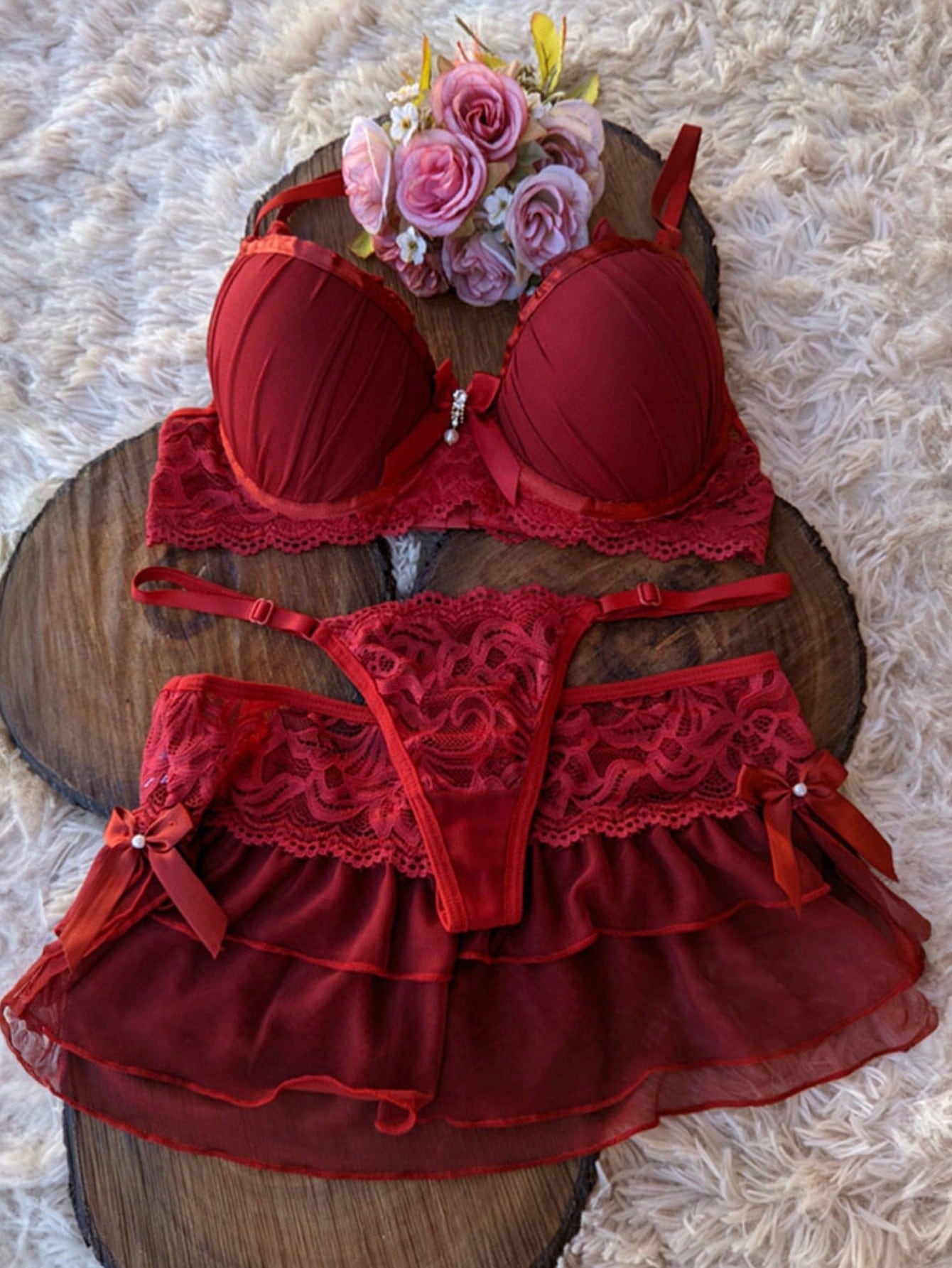 Lingerie com Sutiã Calcinha e Mini Saia Fio Dental e Saia Conjunto Langerie Sensual com Bojo Madona