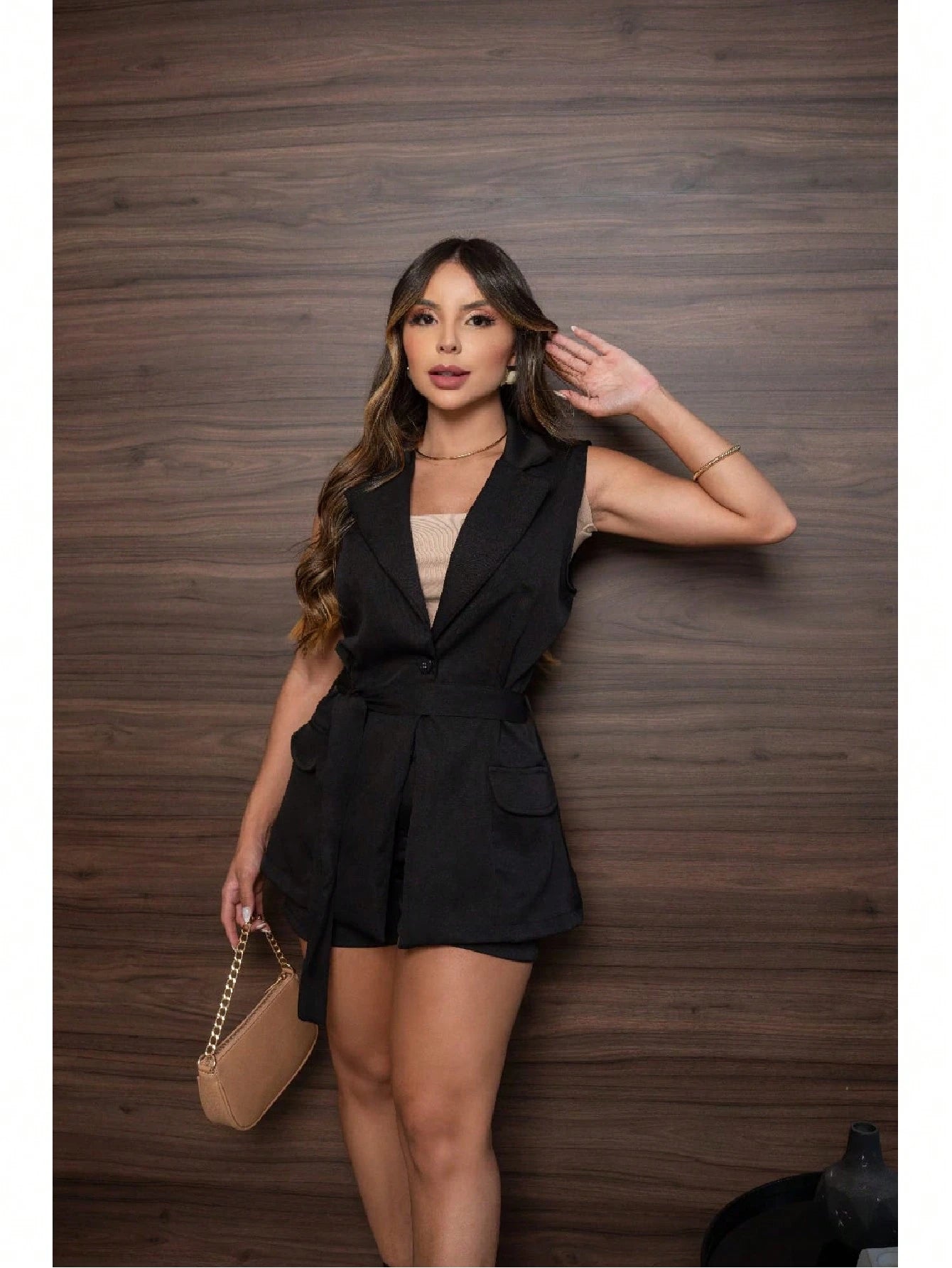 Vendedor IndicadoConjunto short e colete com cinto em alfaiateria