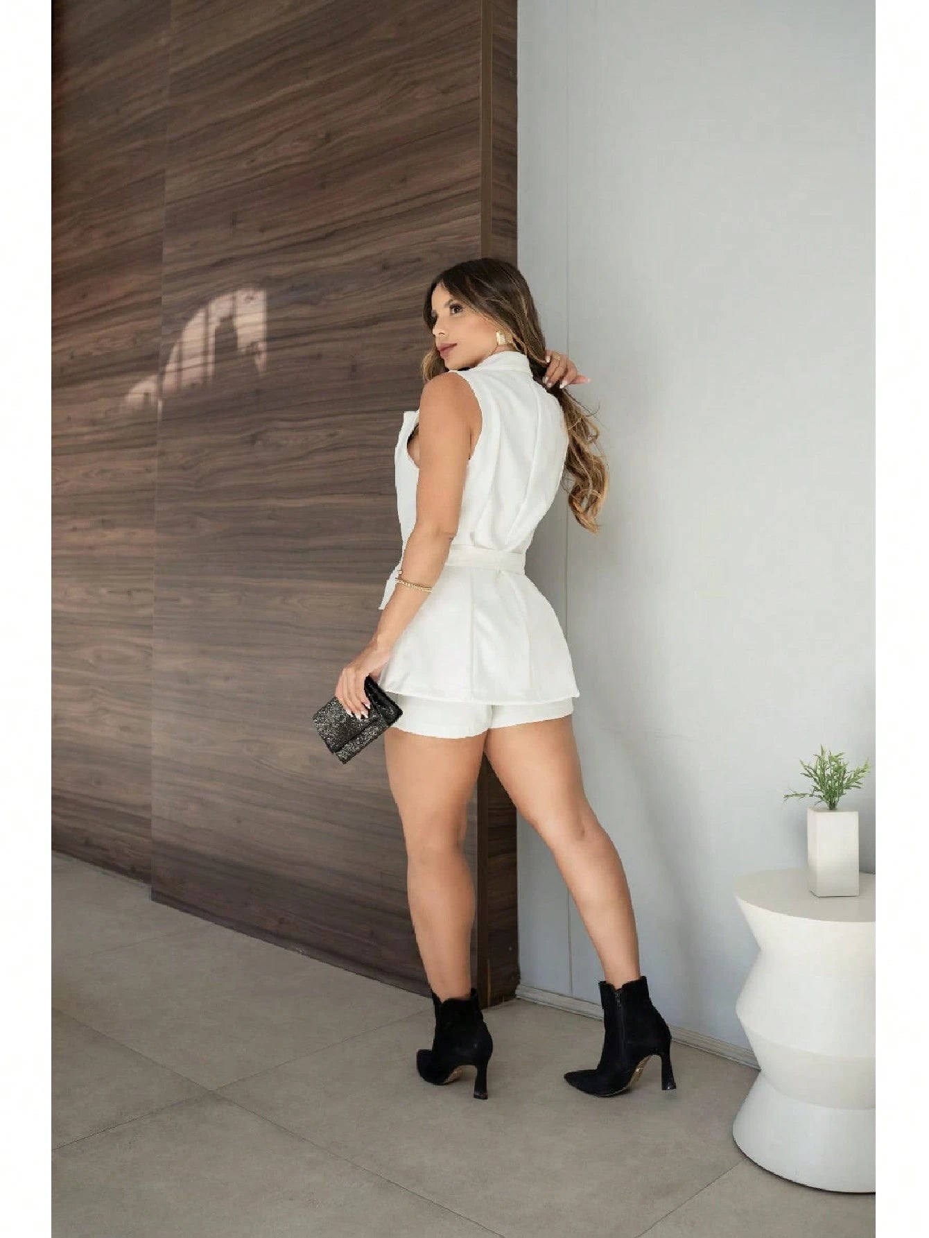 Vendedor IndicadoConjunto short e colete com cinto em alfaiateria