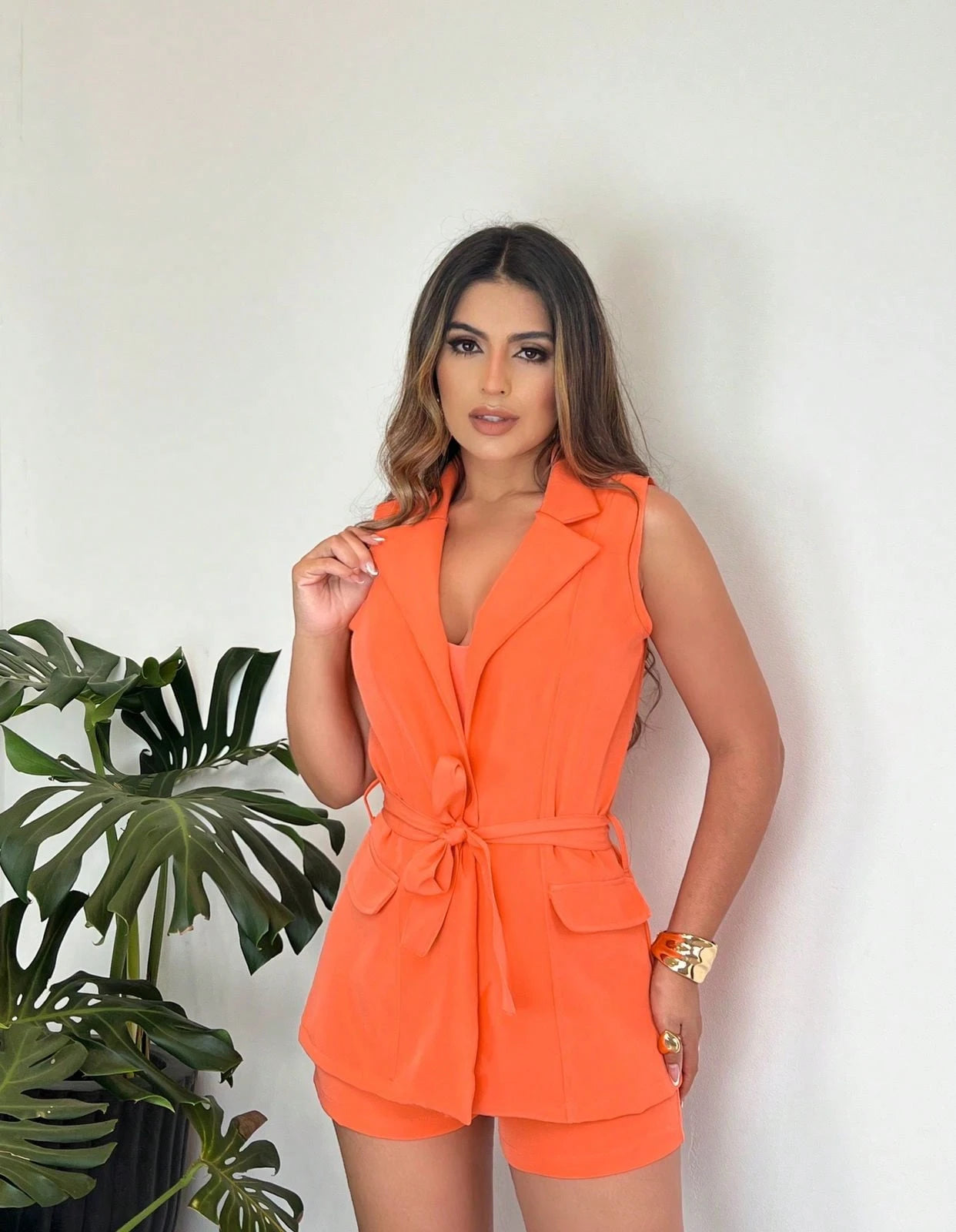 Vendedor IndicadoConjunto short e colete com cinto em alfaiateria