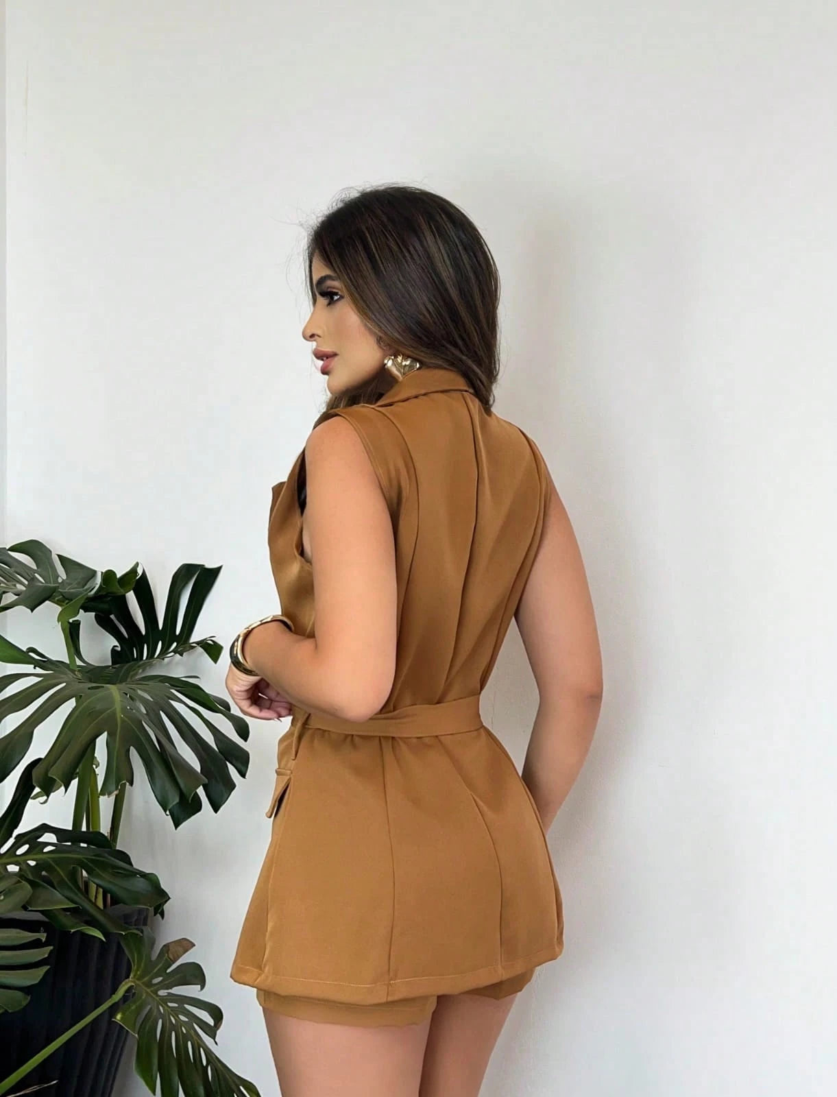 Vendedor IndicadoConjunto short e colete com cinto em alfaiateria