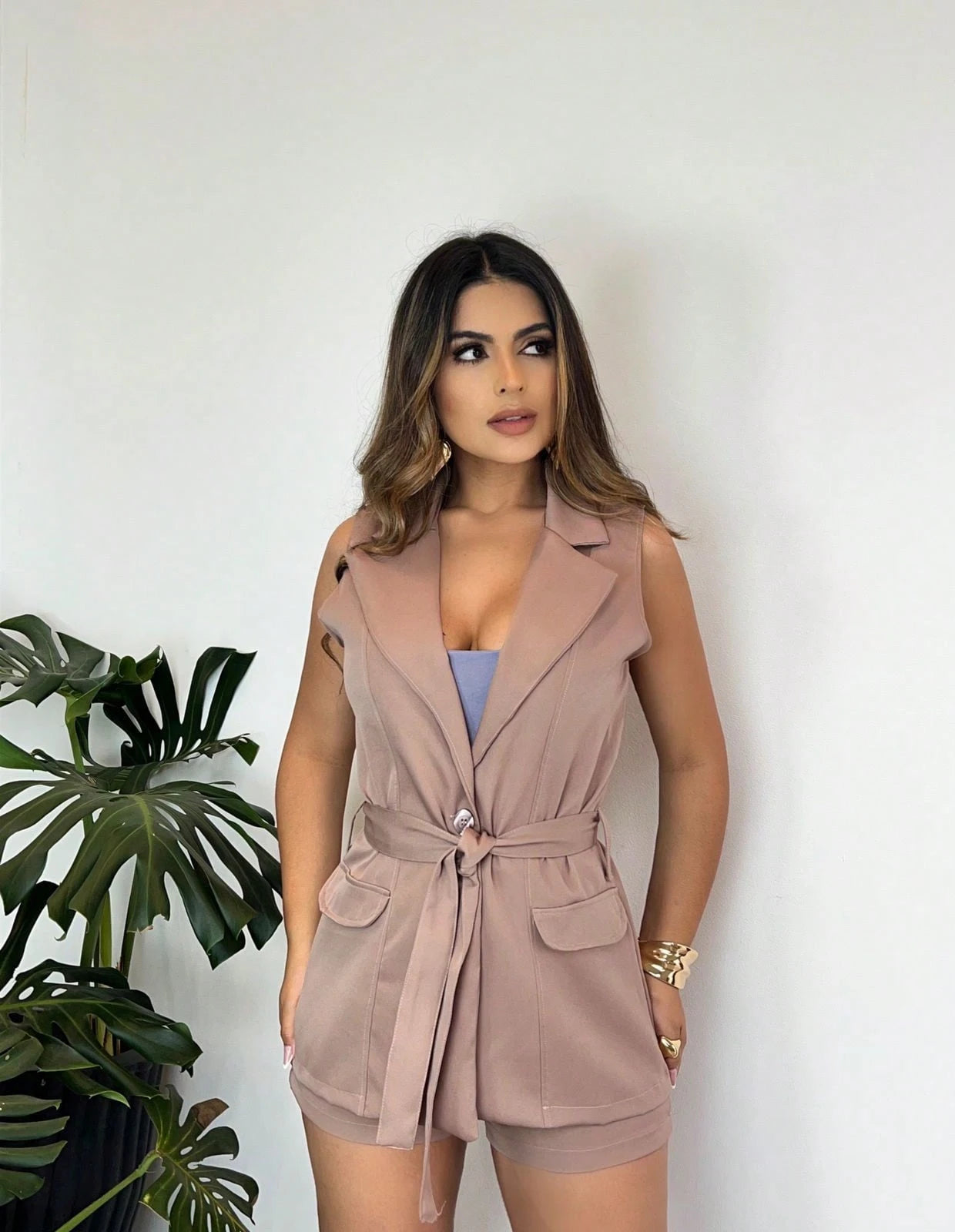 Vendedor IndicadoConjunto short e colete com cinto em alfaiateria