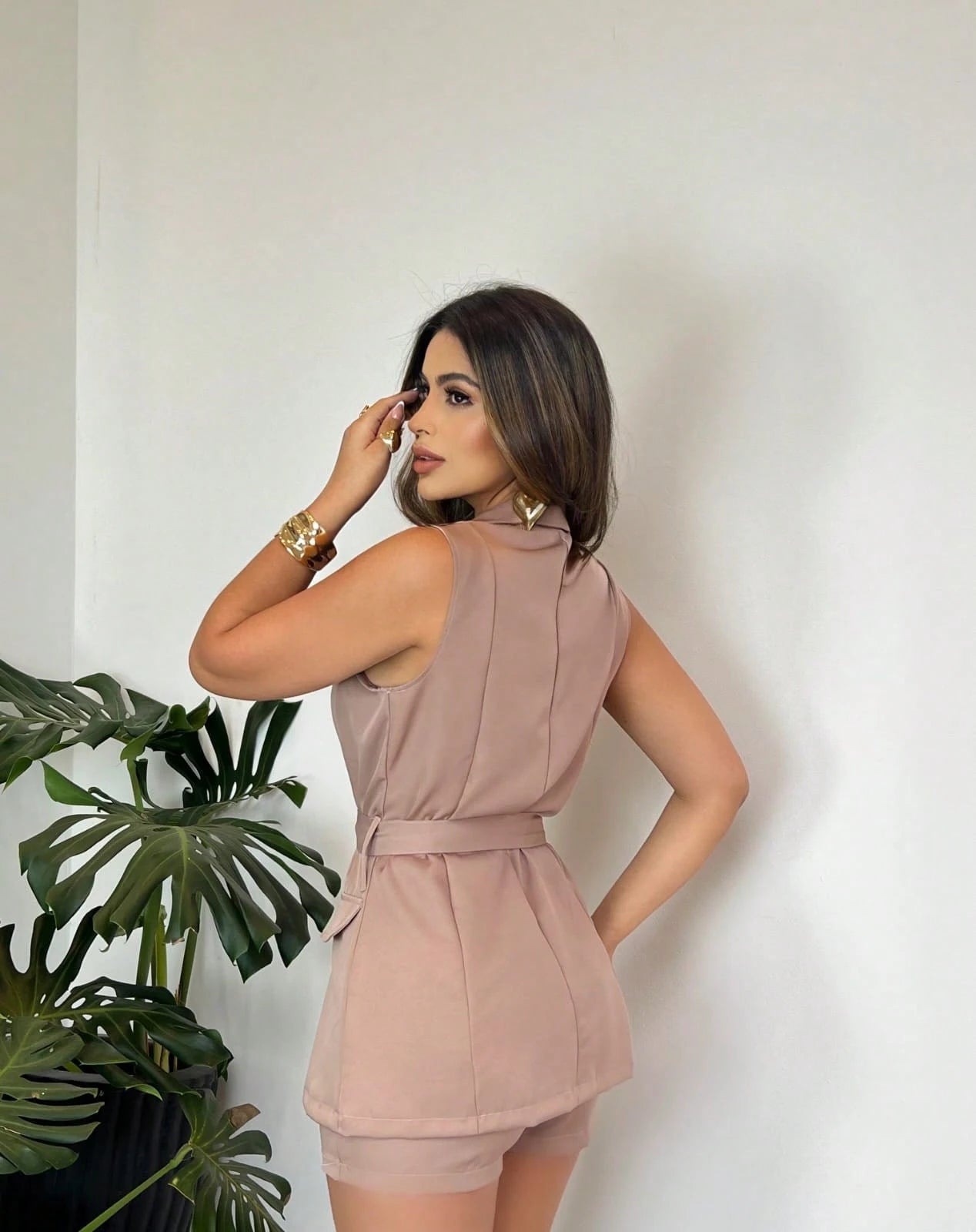 Vendedor IndicadoConjunto short e colete com cinto em alfaiateria