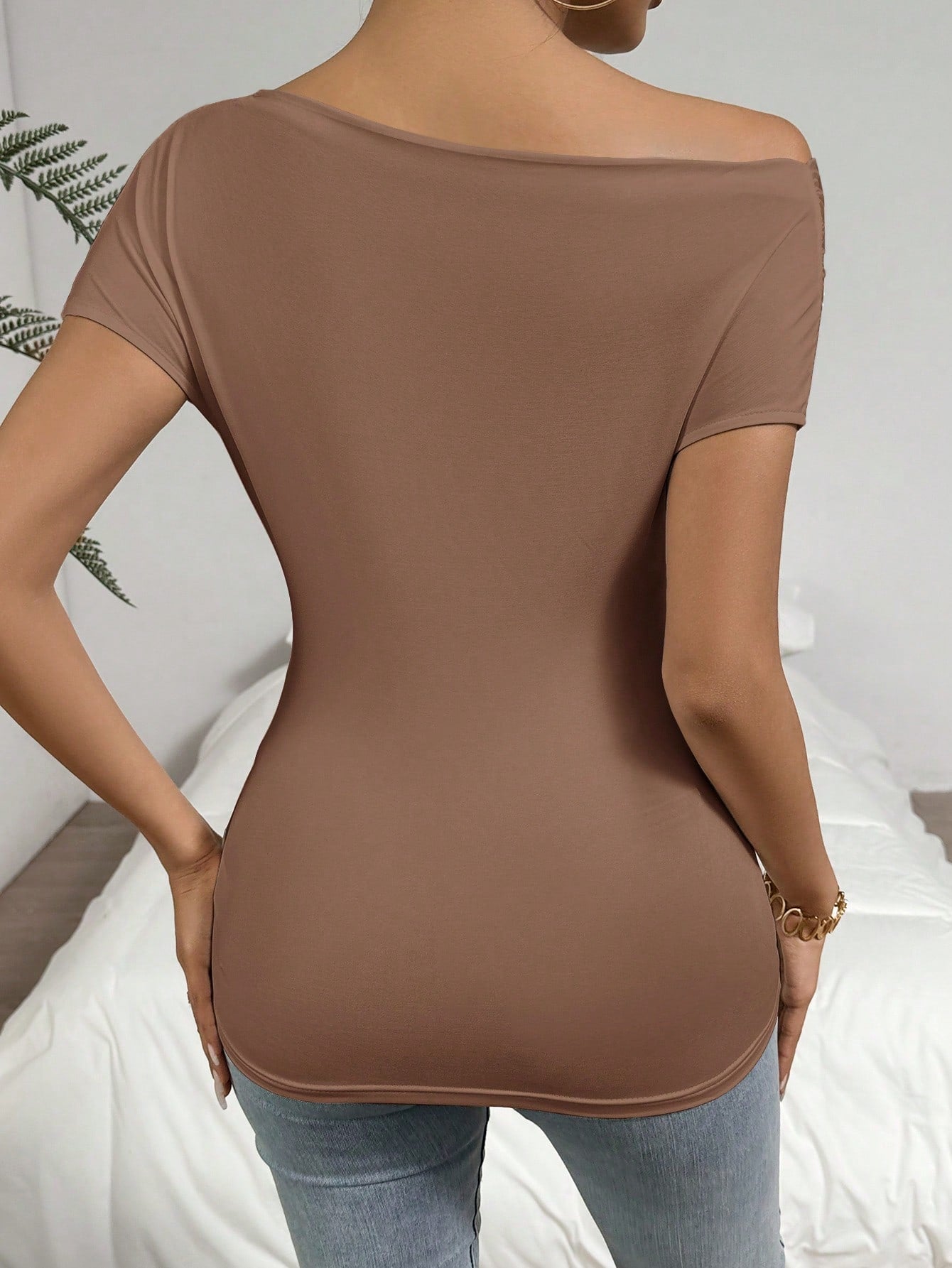 Firerie Camiseta Sólida com Gola Assimétrica e Babados Para o Verão