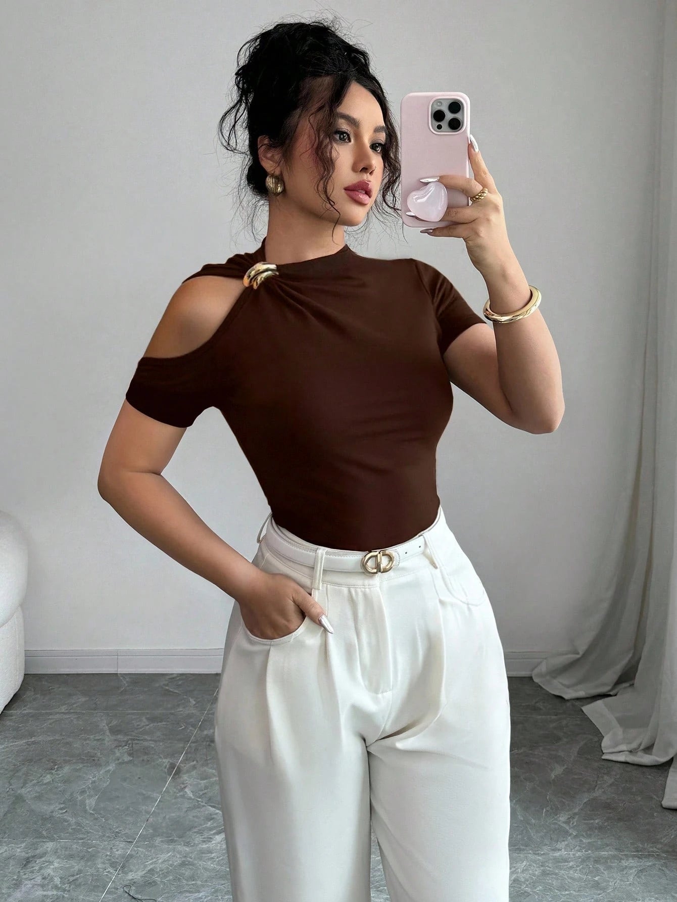 Elenzga Camiseta Ombro de Fora Elegante com Decoração de Metal Feminina, Verão
