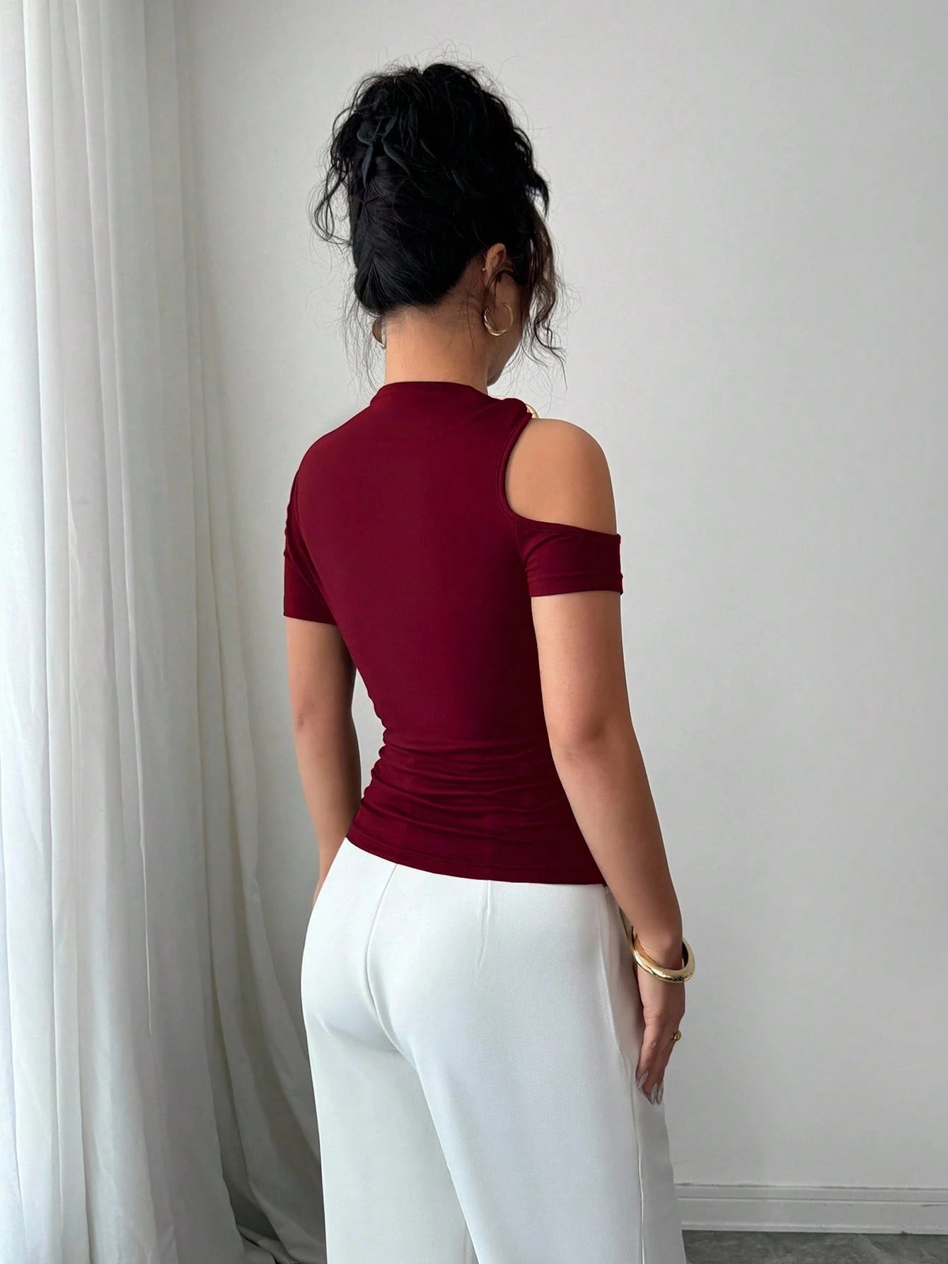 Elenzga Camiseta Ombro de Fora Elegante com Decoração de Metal Feminina, Verão