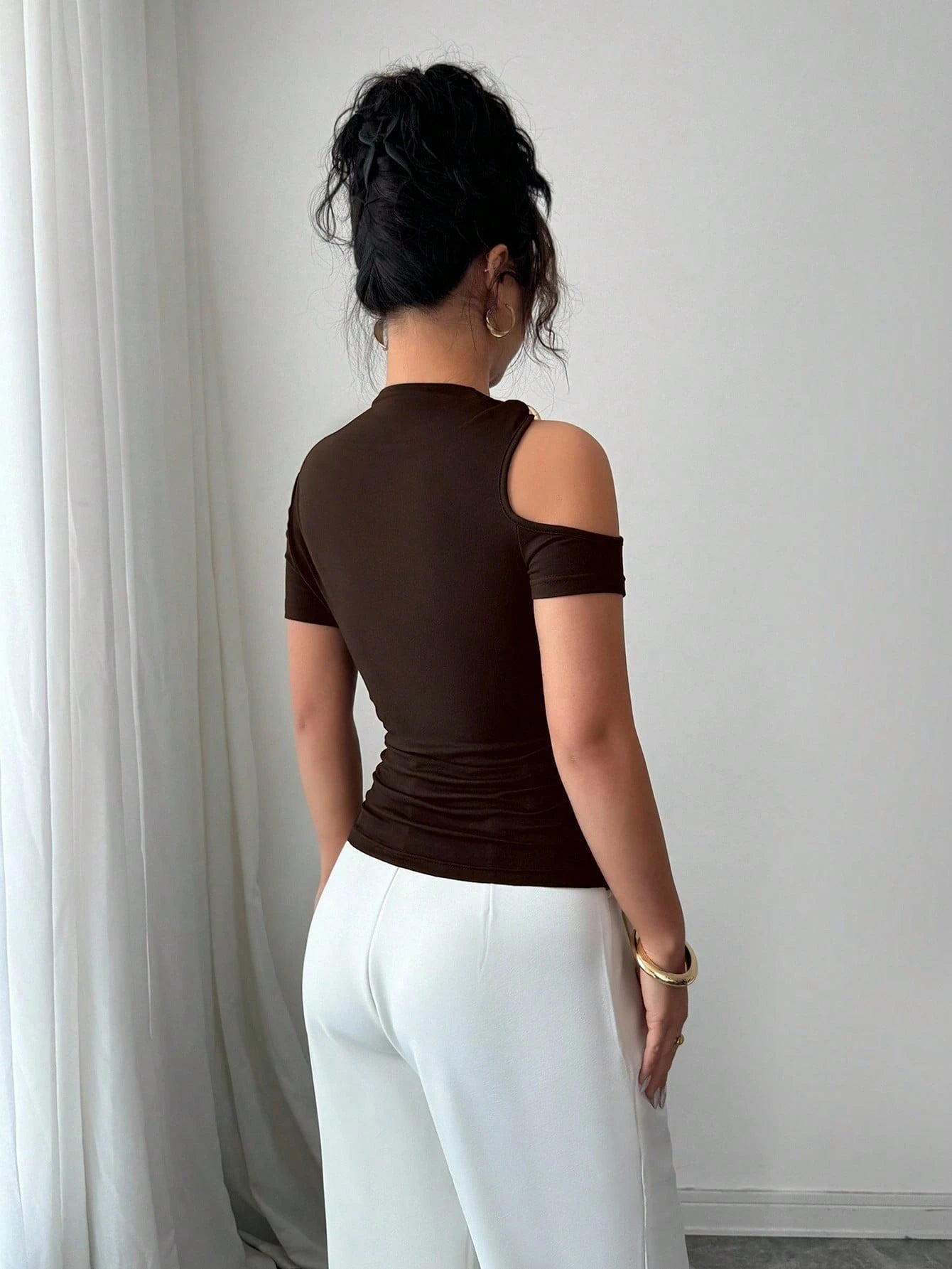 Elenzga Camiseta Ombro de Fora Elegante com Decoração de Metal Feminina, Verão