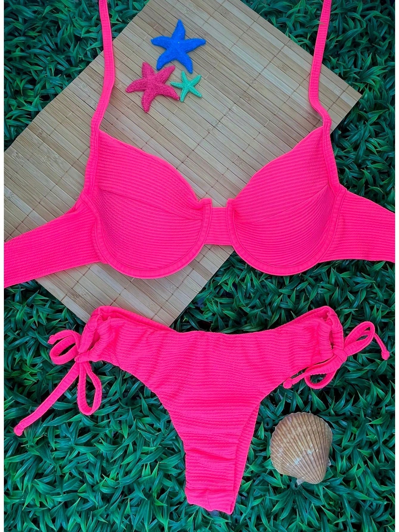 Vendedor Indicado
Biquini Feminino Top Meia Taça Retro Texturizado Calcinha de Amarrar Asa Delta Fio Duplo Biquini da Moda