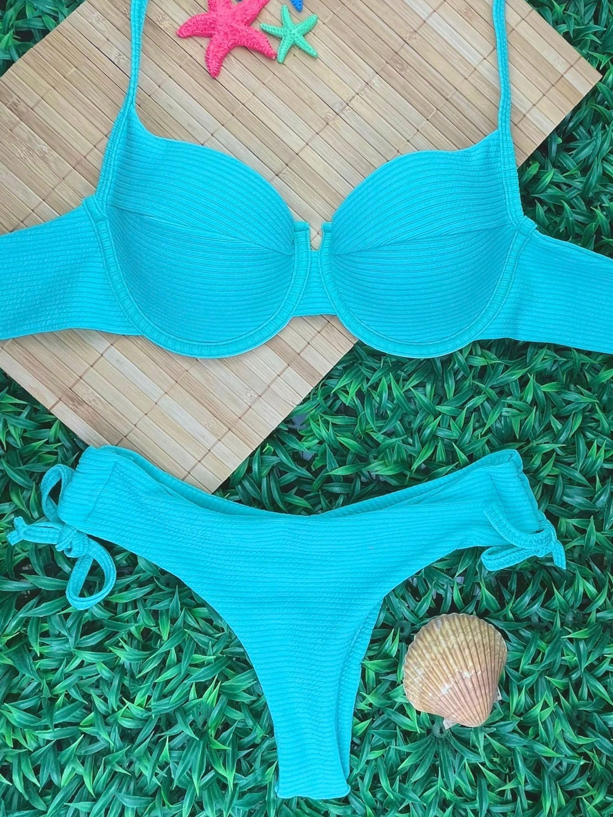 Vendedor Indicado
Biquini Feminino Top Meia Taça Retro Texturizado Calcinha de Amarrar Asa Delta Fio Duplo Biquini da Moda