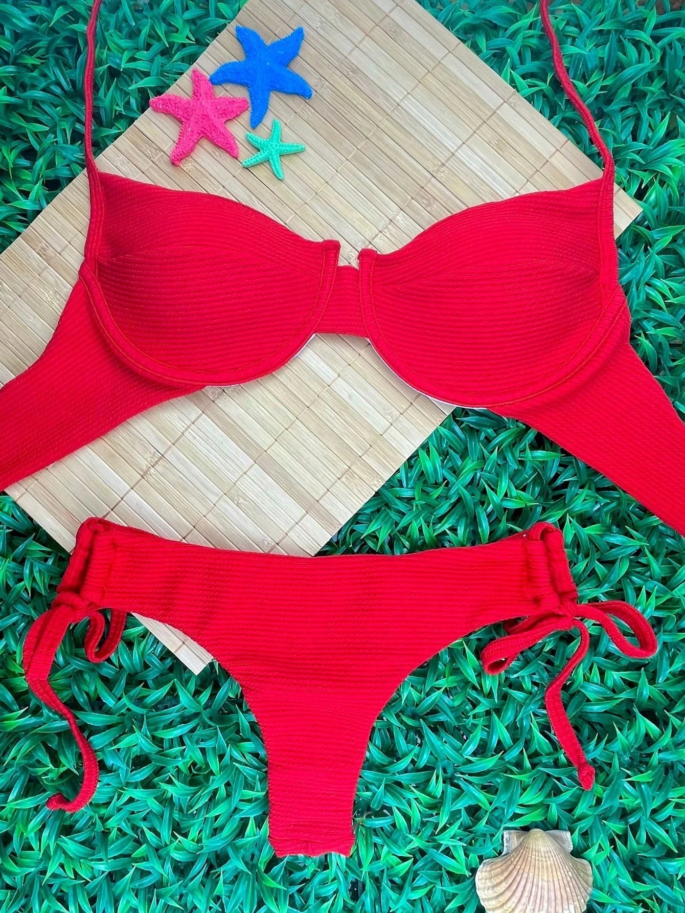 Vendedor Indicado
Biquini Feminino Top Meia Taça Retro Texturizado Calcinha de Amarrar Asa Delta Fio Duplo Biquini da Moda