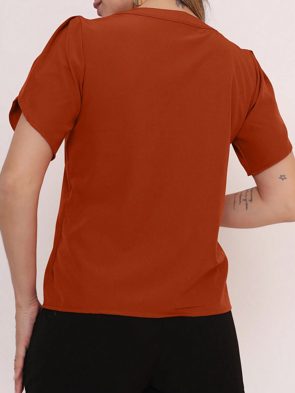 Vendedor Indicado
MARILYN MONNA Novo Blusa Feminina cor sólida Pétala Manga Com Decote Em V Verão Design de decote requintado