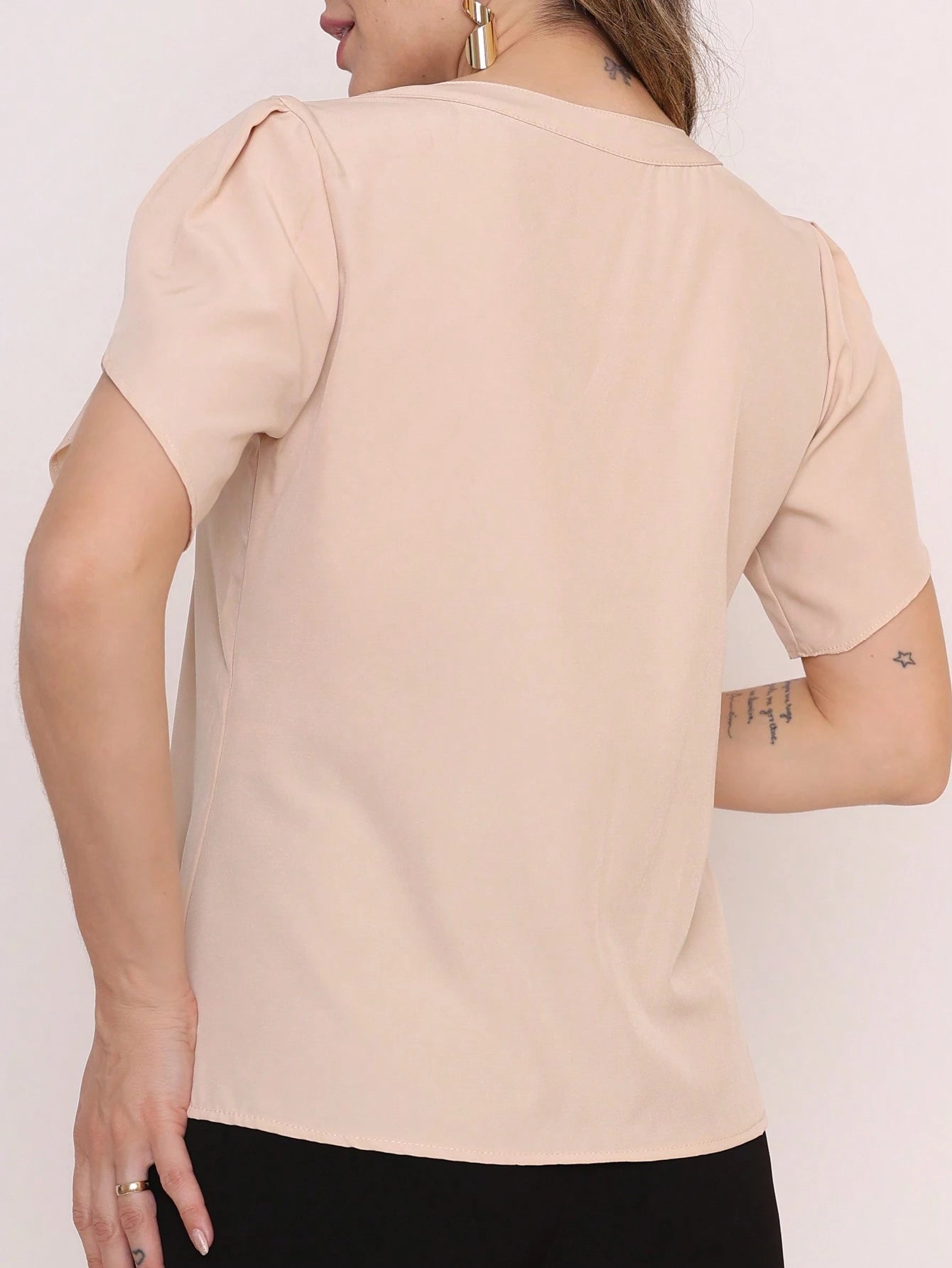 Vendedor Indicado
MARILYN MONNA Novo Blusa Feminina cor sólida Pétala Manga Com Decote Em V Verão Design de decote requintado