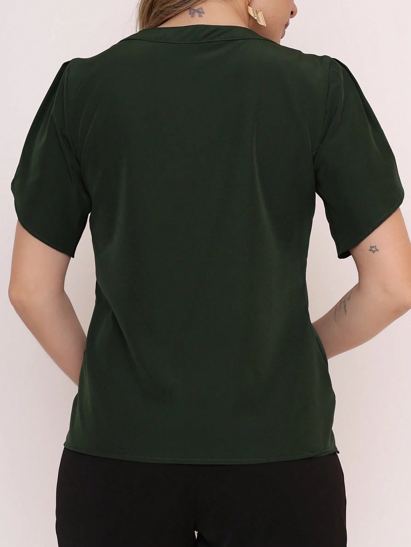Vendedor Indicado
MARILYN MONNA Novo Blusa Feminina cor sólida Pétala Manga Com Decote Em V Verão Design de decote requintado