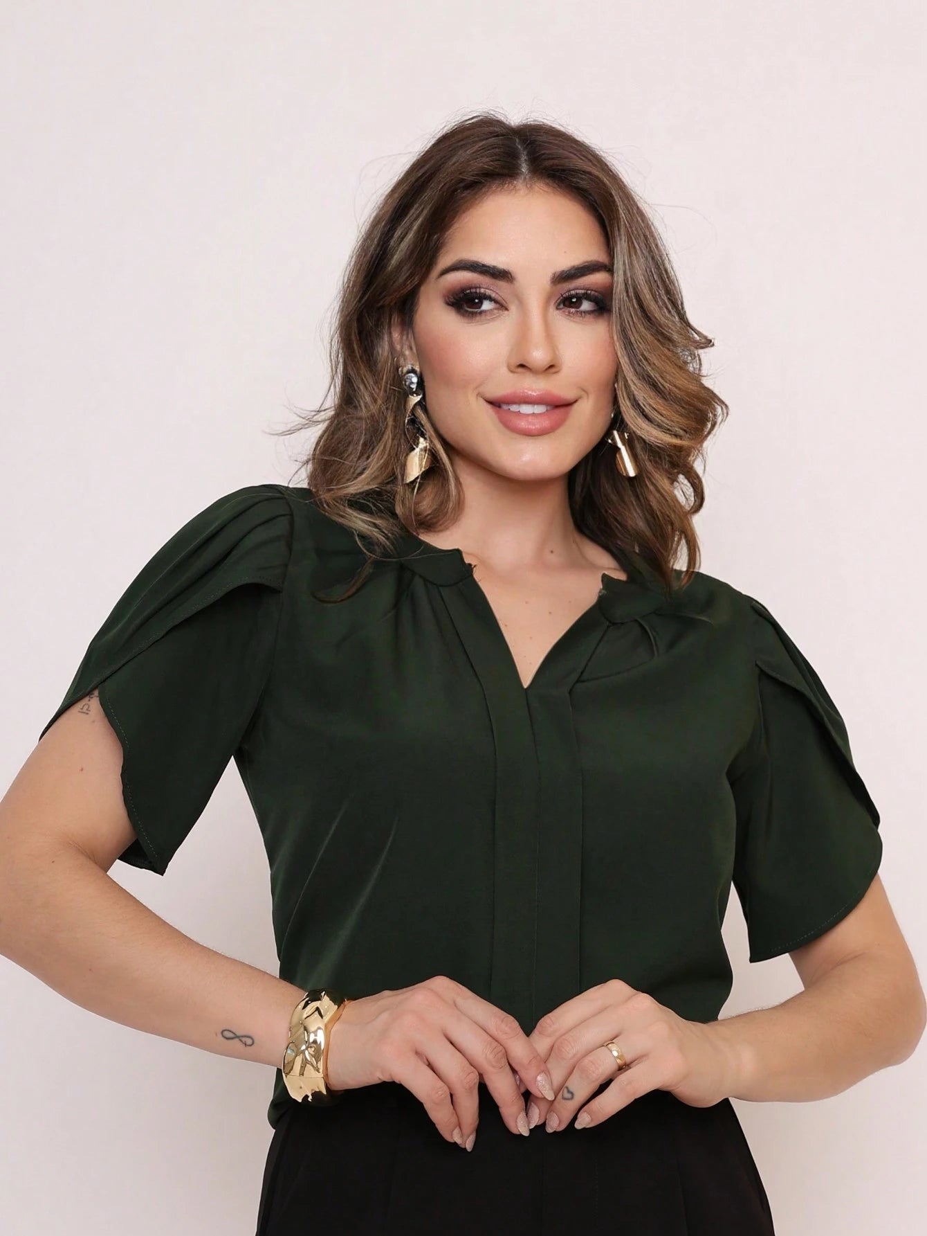 Vendedor Indicado
MARILYN MONNA Novo Blusa Feminina cor sólida Pétala Manga Com Decote Em V Verão Design de decote requintado