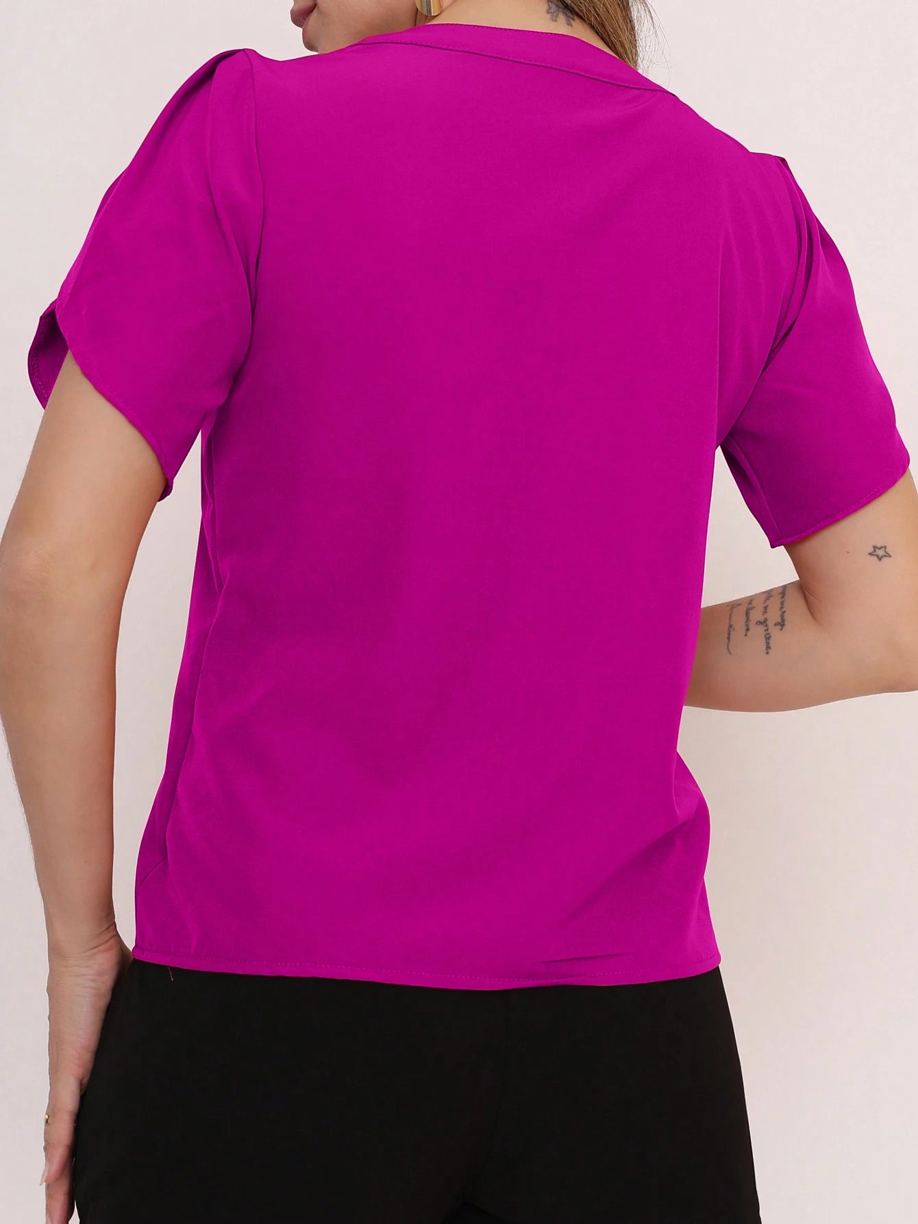 Vendedor Indicado
MARILYN MONNA Novo Blusa Feminina cor sólida Pétala Manga Com Decote Em V Verão Design de decote requintado