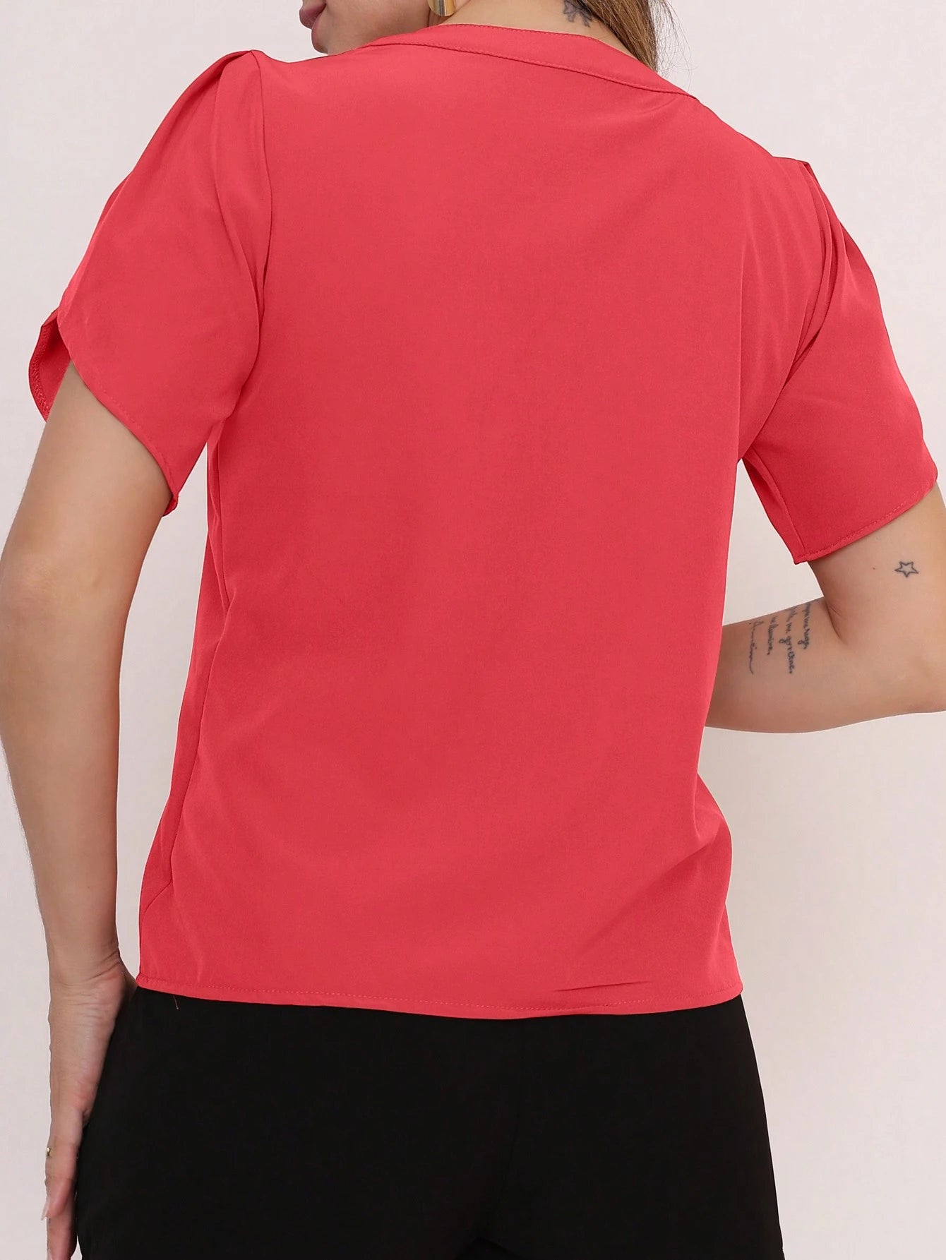Vendedor Indicado
MARILYN MONNA Novo Blusa Feminina cor sólida Pétala Manga Com Decote Em V Verão Design de decote requintado