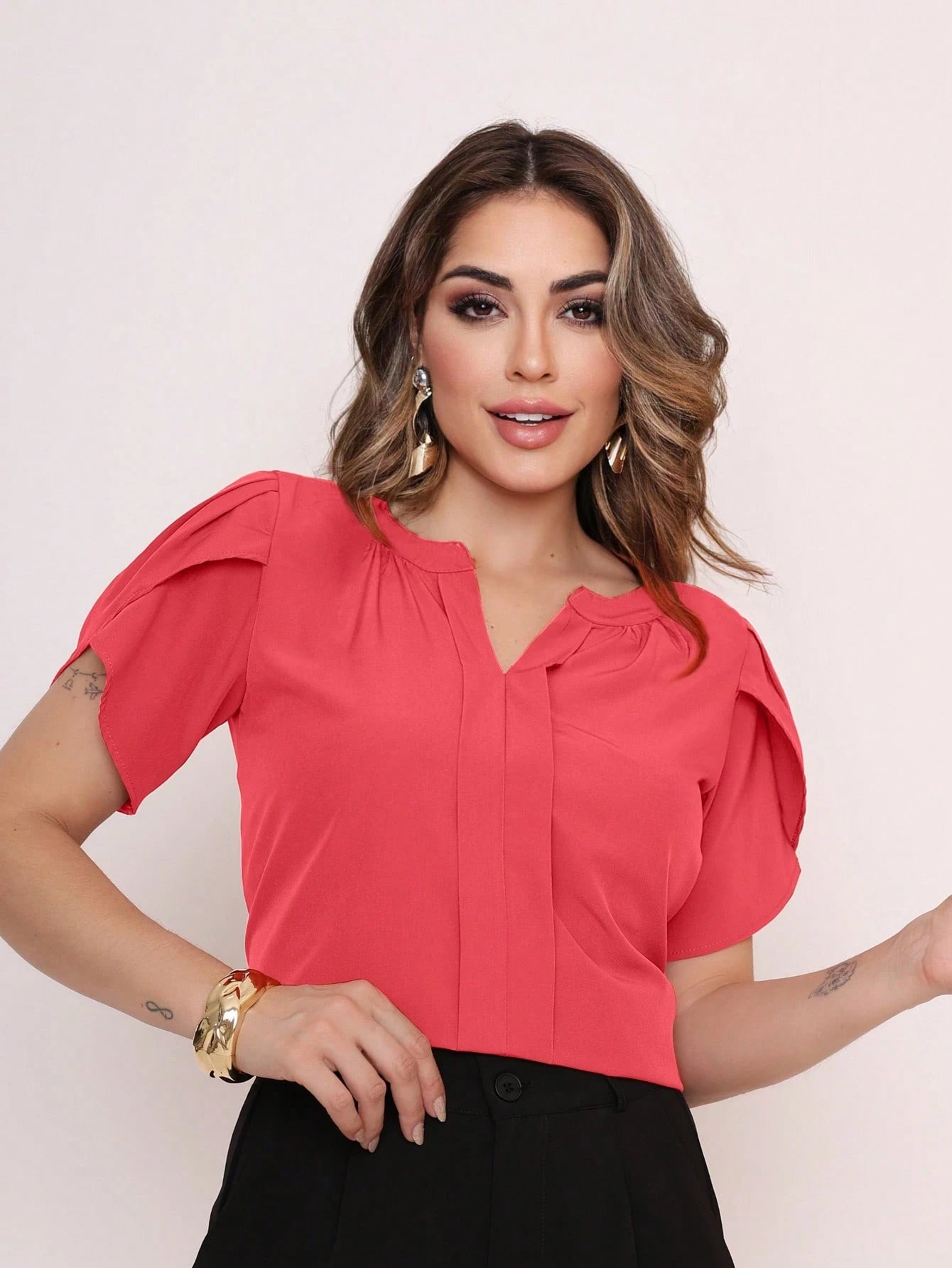 Vendedor Indicado
MARILYN MONNA Novo Blusa Feminina cor sólida Pétala Manga Com Decote Em V Verão Design de decote requintado