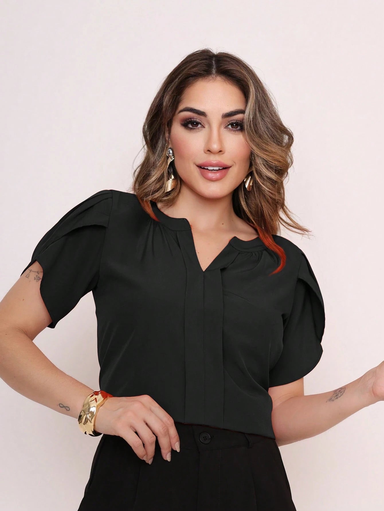 Vendedor Indicado
MARILYN MONNA Novo Blusa Feminina cor sólida Pétala Manga Com Decote Em V Verão Design de decote requintado