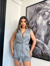 Vendedor IndicadoConjunto short e colete com cinto em alfaiateria