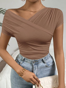 Firerie Camiseta Sólida com Gola Assimétrica e Babados Para o Verão