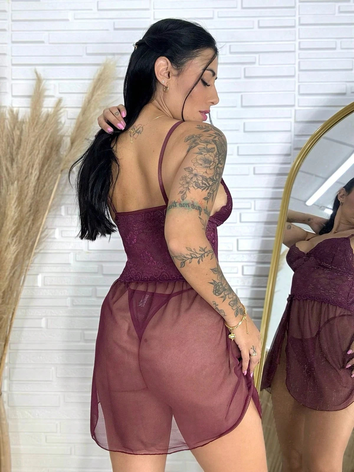 Vendedor Indicadocamisola feminina em tule com detalhes em renda, com fenda lateral