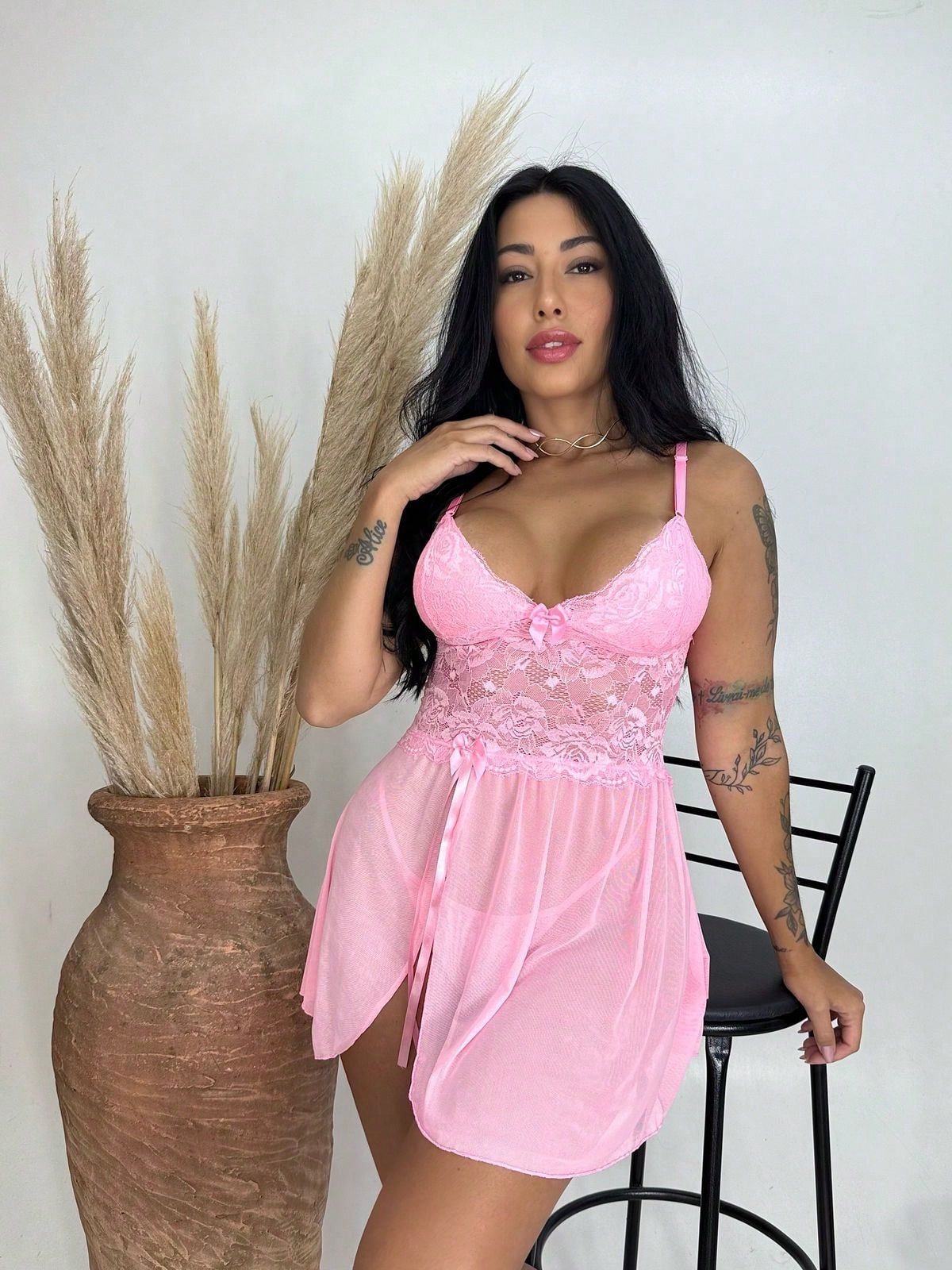 Vendedor Indicadocamisola feminina em tule com detalhes em renda, com fenda lateral