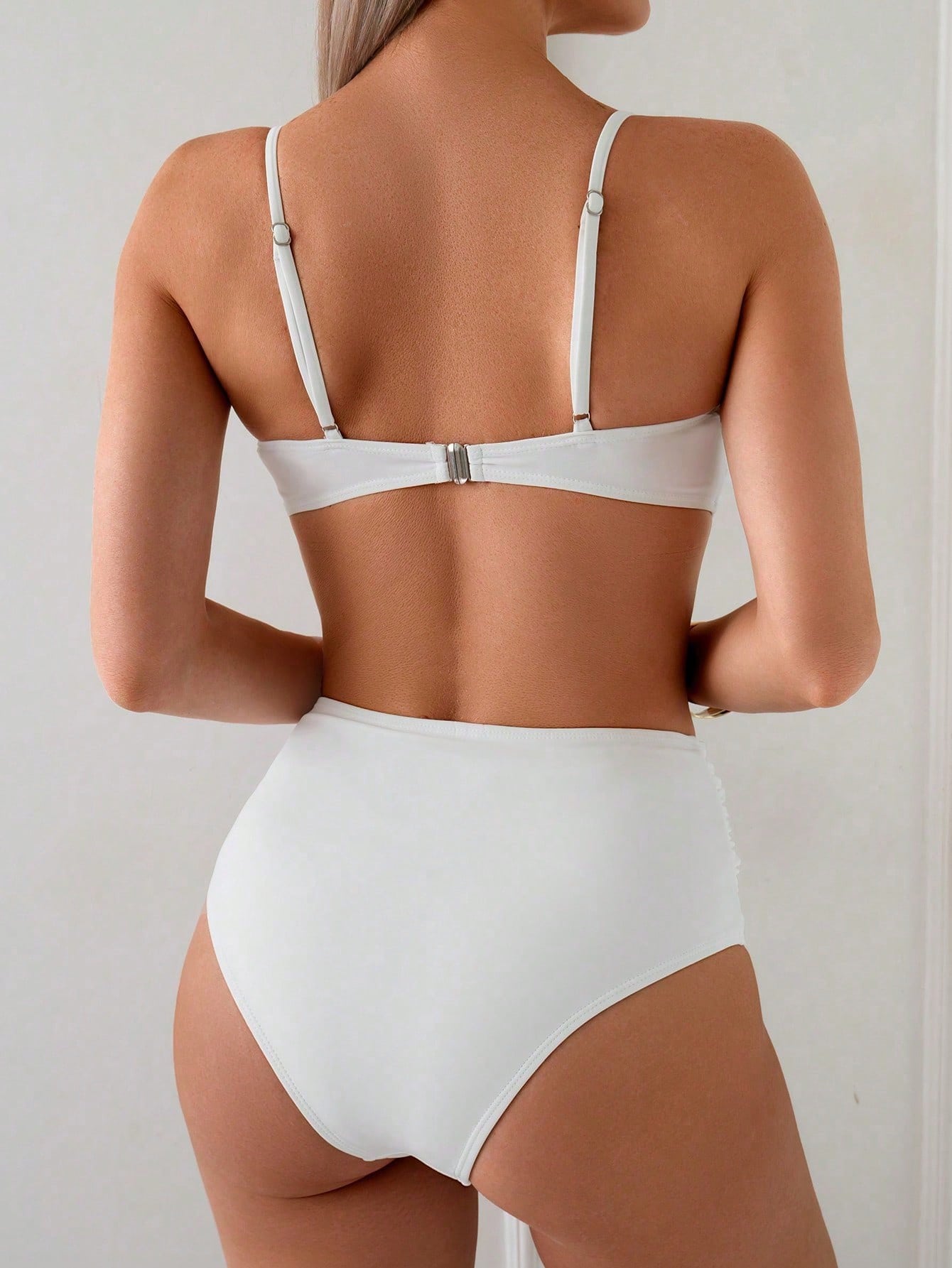 Bikini Elegante de Verão/Primavera para Mulheres com Concha Metálica, Miçangas, Alça no Pescoço, Cintura Alta e Controle da Barriga com borda plissada