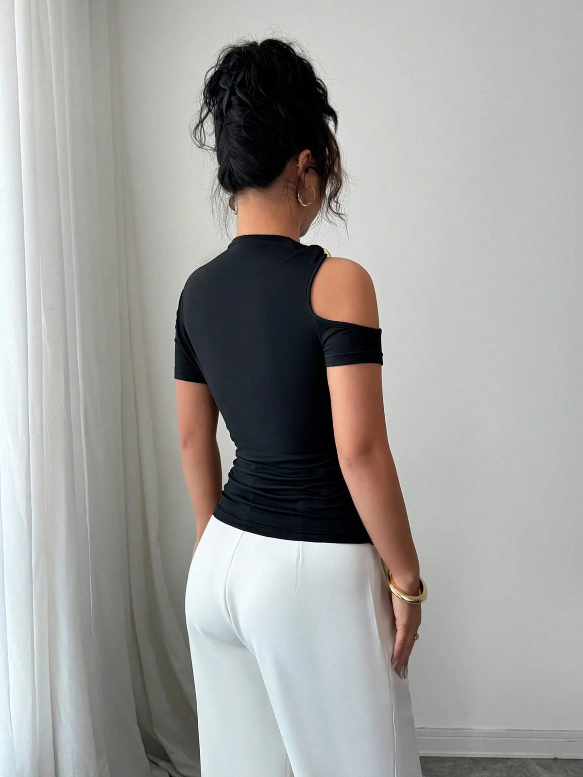 Elenzga Camiseta Ombro de Fora Elegante com Decoração de Metal Feminina, Verão