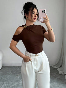Elenzga Camiseta Ombro de Fora Elegante com Decoração de Metal Feminina, Verão