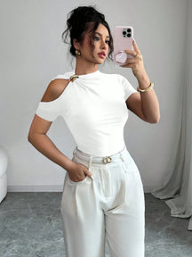 Elenzga Camiseta Ombro de Fora Elegante com Decoração de Metal Feminina, Verão