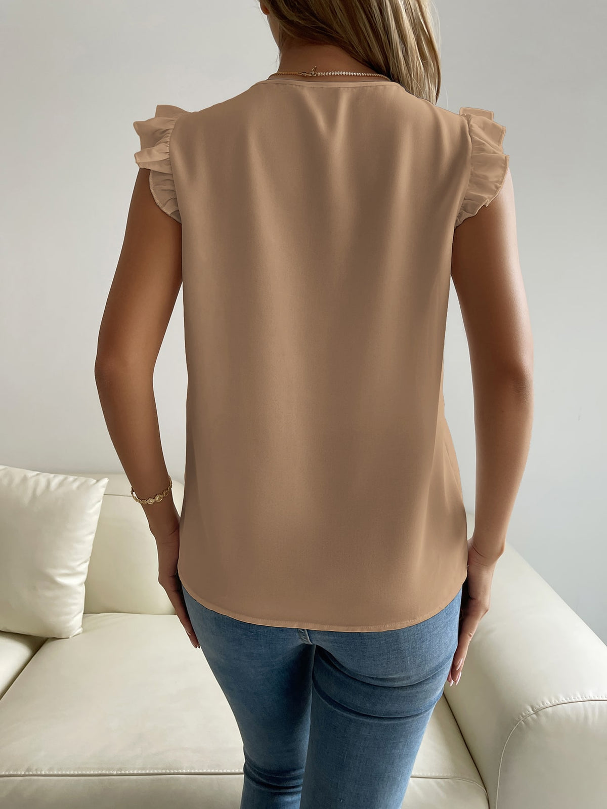 Blusa com detalhe em renda e mangas com babados