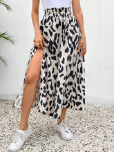 Saia longa;
Saia midi;
Saia curta;
Saia floral;
Saia com fenda;
Verão;
verão 2025;
moda feminina;
mulher moderna;
mulher elegante;
saia de festa;
saia para formatura;
saia para casamento;
saia preta;
saia branca;
saia trespassada;